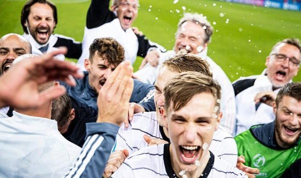 星空体育官网入口-18岁神童爆发，昆茨点石成金，德国U21队决赛3连进！