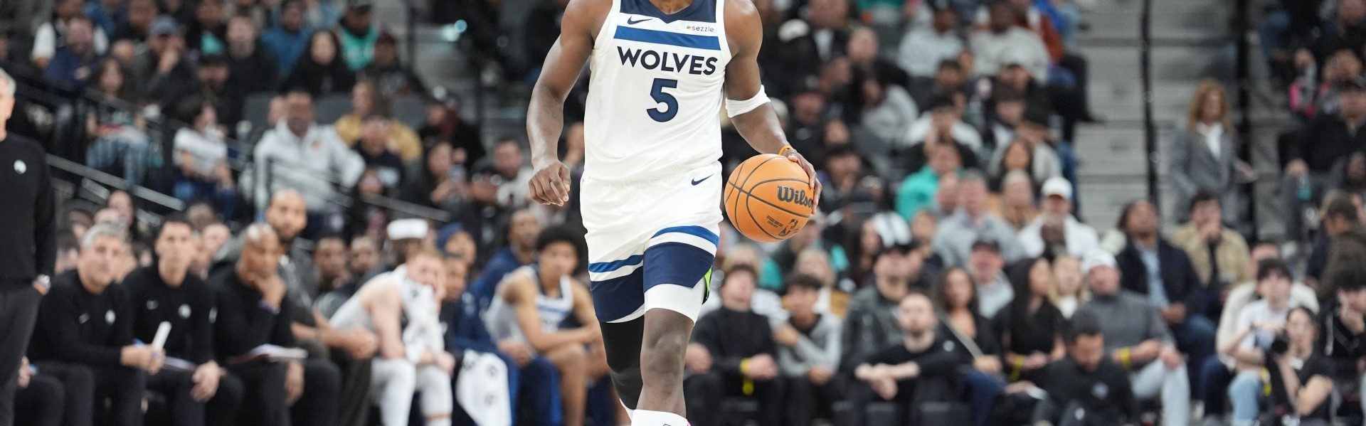 星空体育链接-爱德华兹谈枪击事件：我很爱明尼苏达 我和家人会为每个人祈祷