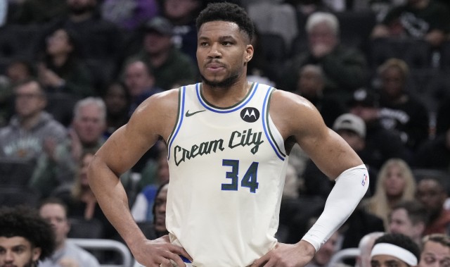 APP下载-打得难受！字母哥轻微崴脚坚持打 全场砍下22分6板3助 有4失误