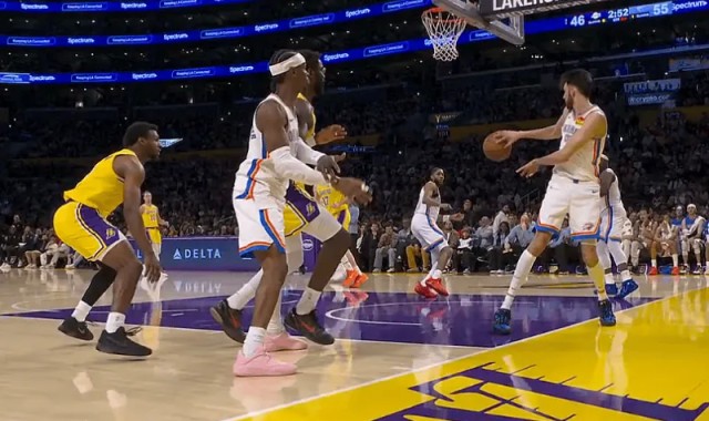 xingkongsports-裁判也摸鱼？霍姆格伦踩到界外救球，裁判未吹罚雷霆出界球