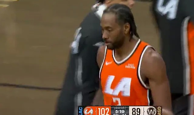 APP下载-伦纳德一打二慢三步上篮拿21分，快船轰出25-10反超勇士13分